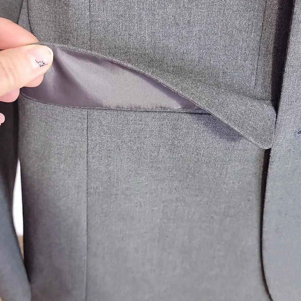 JF. J. Ferrar.  3 Piece Men's Gray Suit. Size Large. NWT